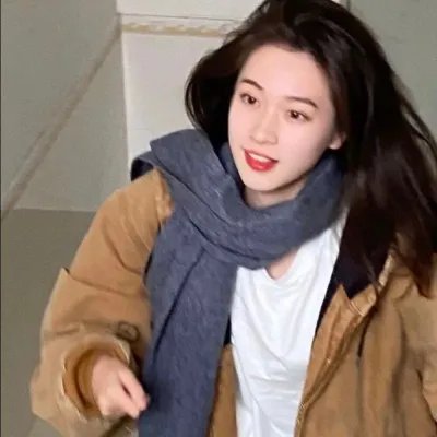 当她换上泳衣